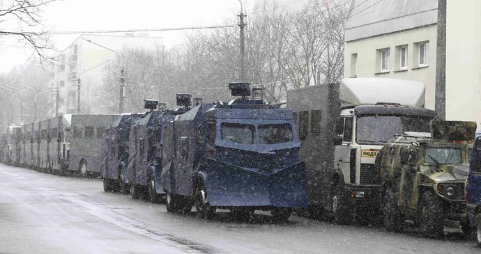 Běloruská policie potlačuje protesty, které opozice organizuje proti nové dani pro nezaměstnané