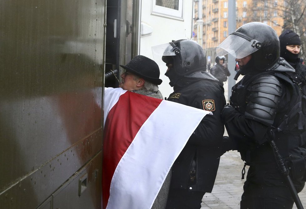 Běloruská policie potlačuje protesty, které opozice organizuje proti nové dani pro nezaměstnané