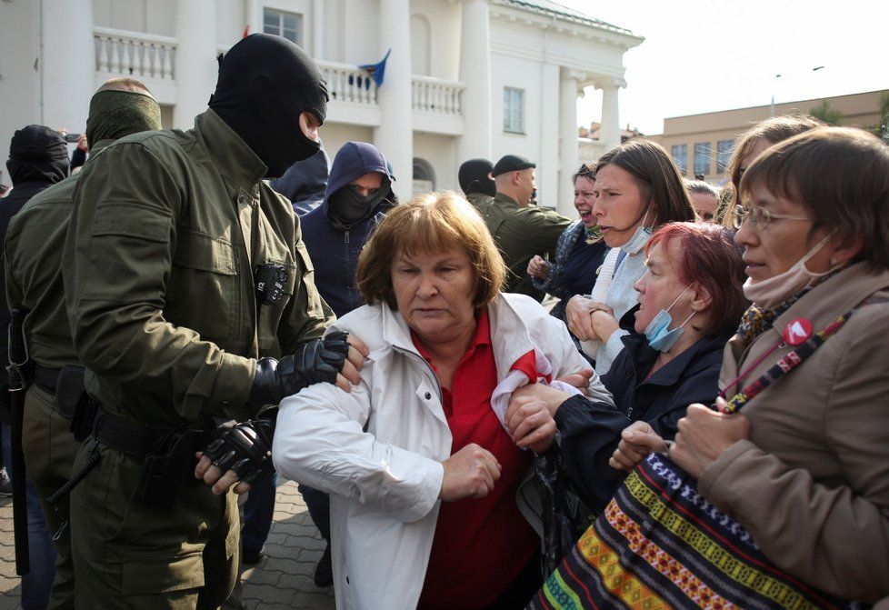 Protest žen v Bělorusku proti prezidentovi Alexandru Lukašenkovi skončil zatčením desítky z nich (12. 9. 2020)