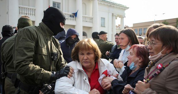 „Kde je naše Máša?“ Stovky žen v Bělorusku spílaly Lukašenkovi, policie jich desítky zatkla