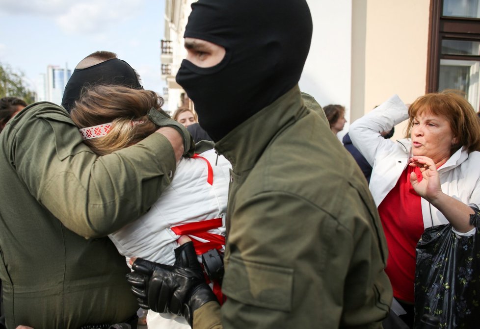 Protest žen v Bělorusku proti prezidentovi Alexandru Lukašenkovi skončil zatčením desítky z nich (12. 9. 2020)