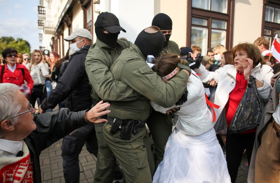 Protest žen v Bělorusku proti prezidentovi Alexandru Lukašenkovi skončil zatčením desítky z nich (12. 9. 2020).