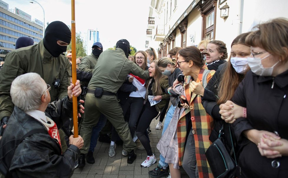 Protest žen v Bělorusku proti prezidentovi Alexandru Lukašenkovi skončil zatčením desítky z nich (12. 9. 2020).