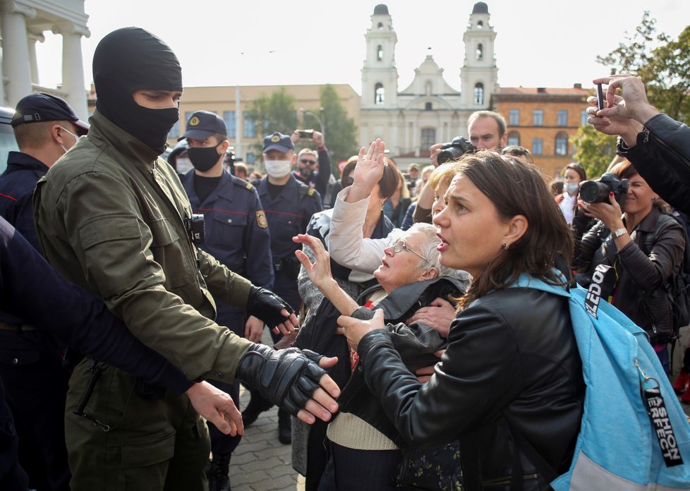 Protest žen v Bělorusku proti prezidentovi Alexandru Lukašenkovi skončil zatčením desítky z nich (12. 9. 2020)