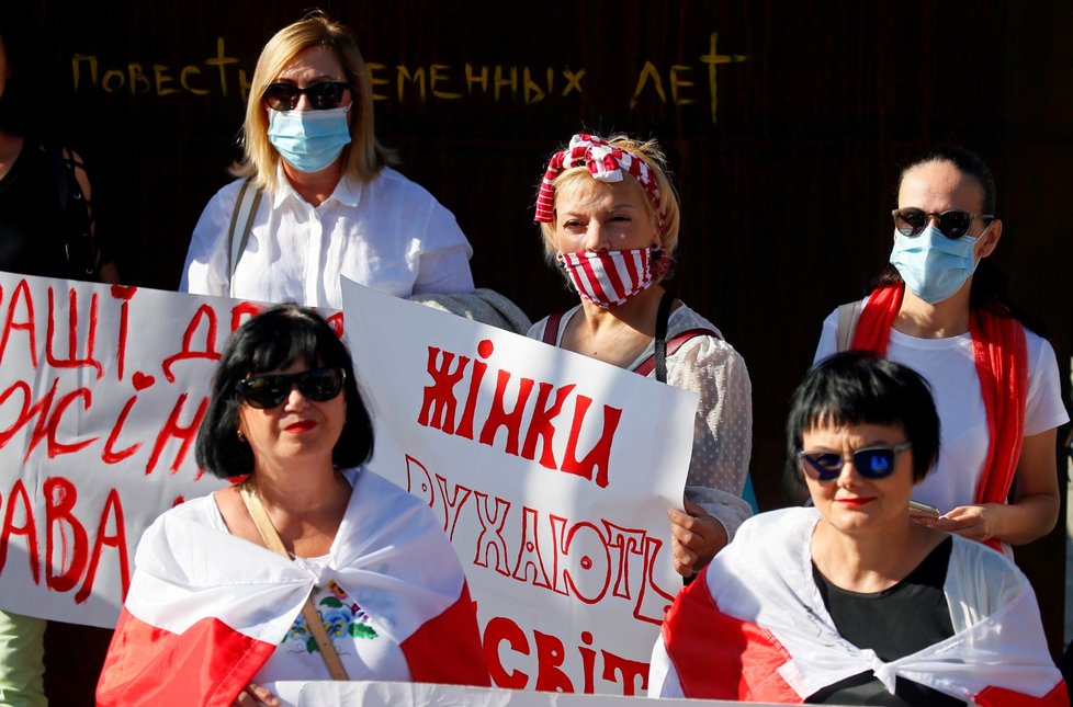 Protest žen v Bělorusku proti prezidentovi Alexandru Lukašenkovi skončil zatčením desítky z nich (12. 9. 2020).