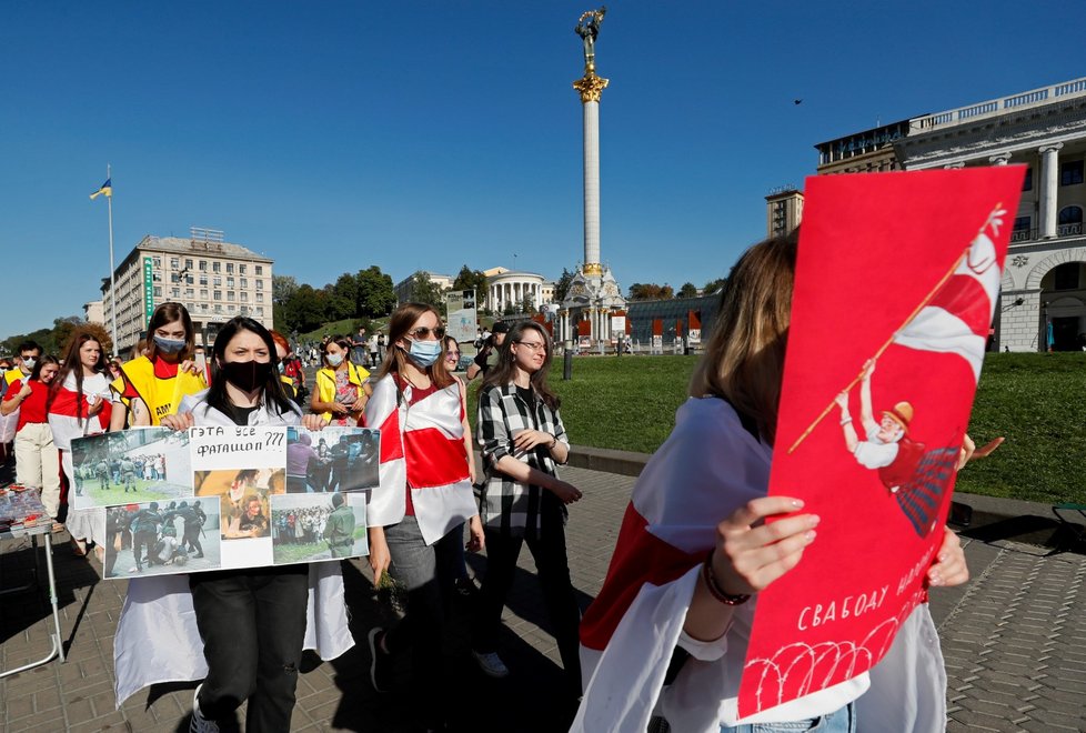 Protest žen v Bělorusku proti prezidentovi Alexandru Lukašenkovi skončil zatčením desítky z nich (12. 9. 2020).