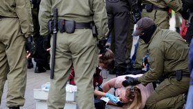 Policie zadržela stovky demonstrantek v centru Minsku (19. 9. 2020)