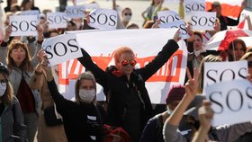 Policie zadržela stovky demonstrantek v centru Minsku (19. 9. 2020)