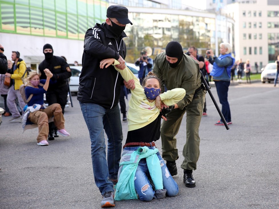 Policie zadržela stovky demonstrantek v centru Minsku (19. 9. 2020)