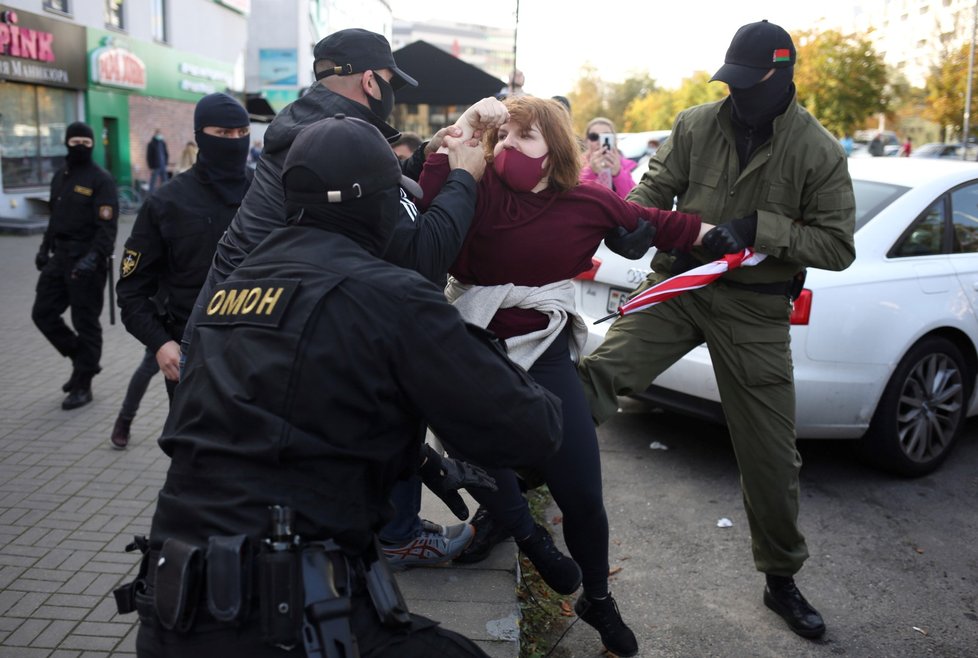 Policie zadržela stovky demonstrantek v centru Minsku (19. 9. 2020).