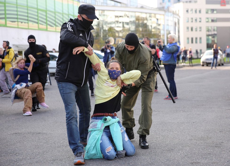 Policie zadržela stovky demonstrantek v centru Minsku (19. 9. 2020).