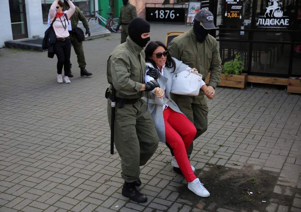 Policie zadržela stovky demonstrantek v centru Minsku (19. 9. 2020)