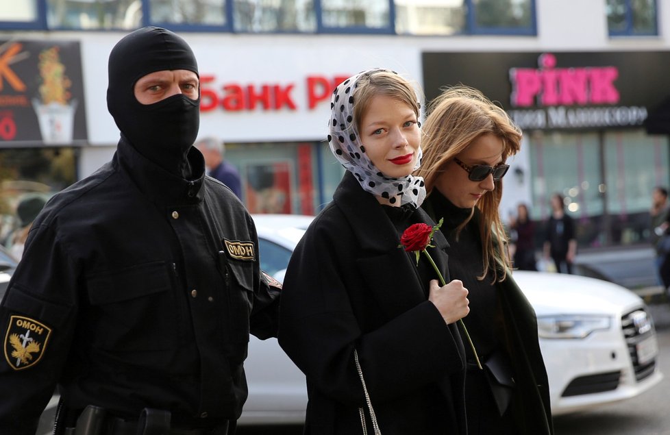 Policie zadržela stovky demonstrantek v centru Minsku (19. 9. 2020).