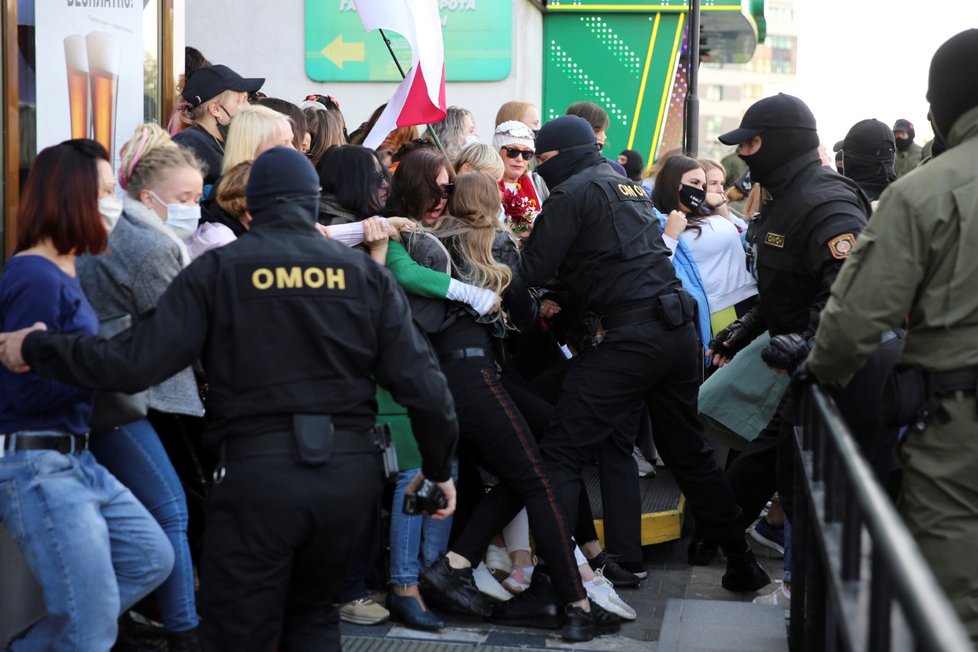 Policie zadržela stovky demonstrantek v centru Minsku (19. 9. 2020).