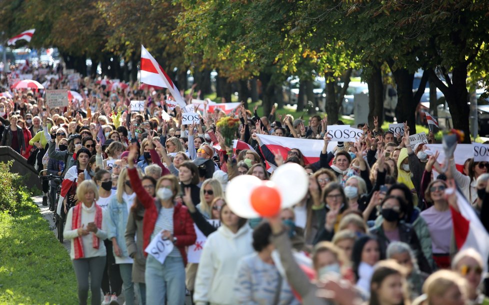 Policie zadržela stovky demonstrantek v centru Minsku (19. 9. 2020)