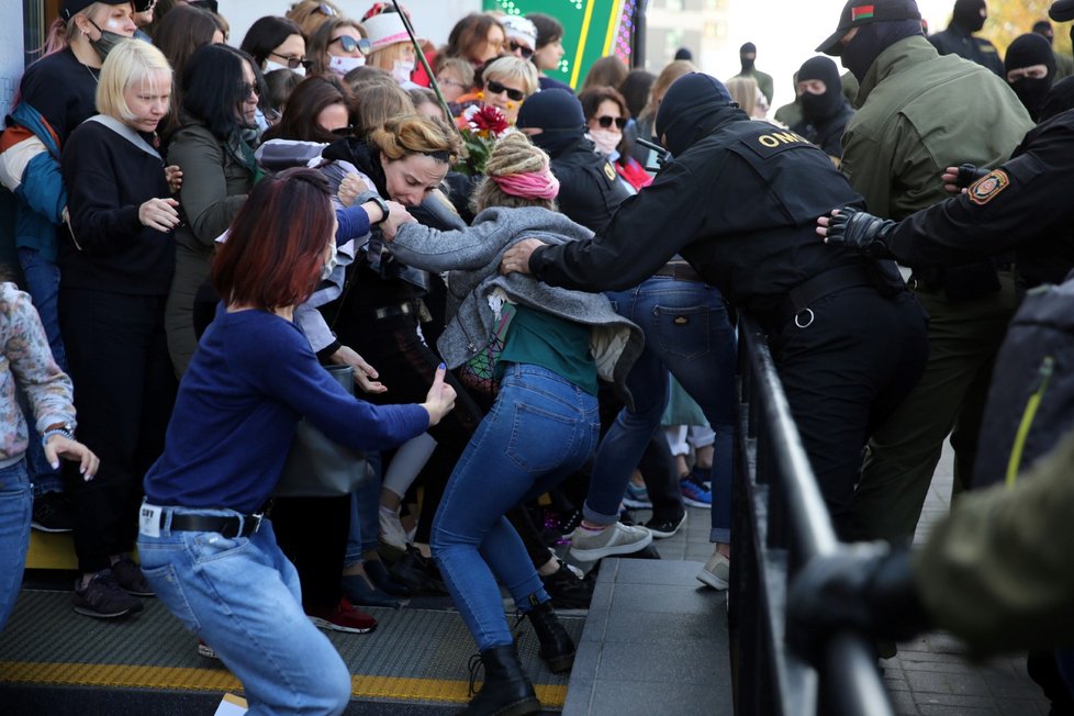 Policie zadržela stovky demonstrantek v centru Minsku (19. 9. 2020)