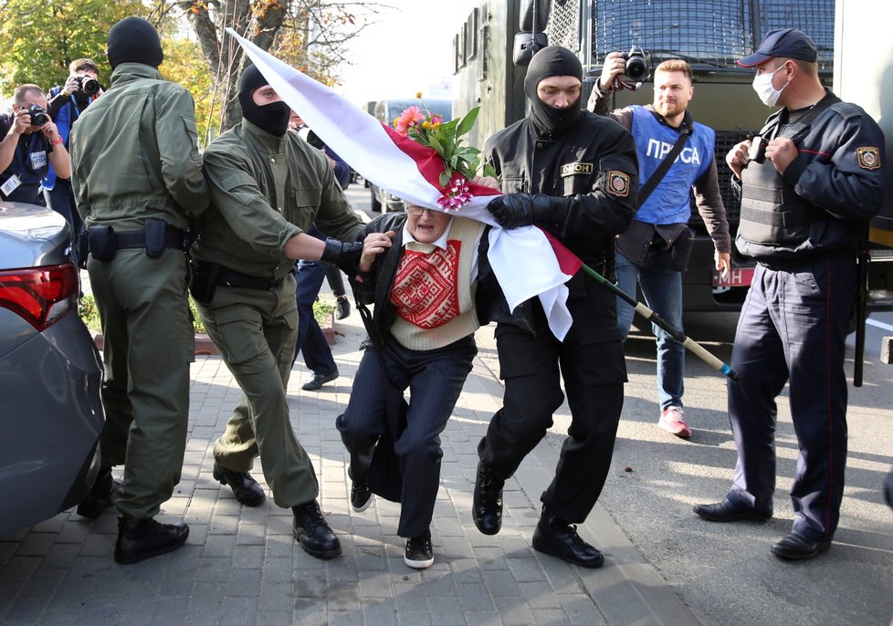 Policie zadržela stovky demonstrantek v centru Minsku (19. 9. 2020)