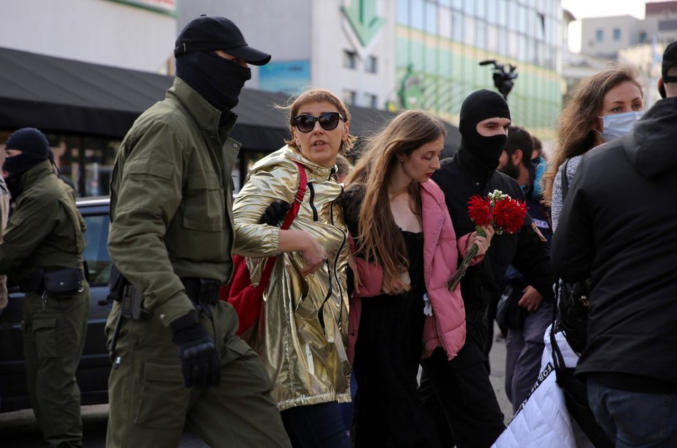 Policie zadržela stovky demonstrantek v centru Minsku (19. 9. 2020)