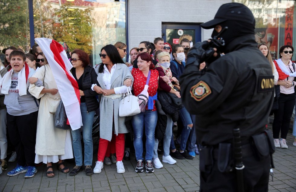 Policie zadržela stovky demonstrantek v centru Minsku (19. 9. 2020).