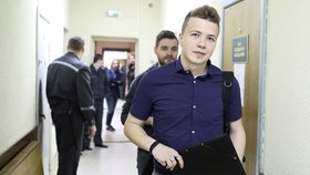 Raman Pratasevič u soudu v běloruském Minsku (10. 4. 2017)
