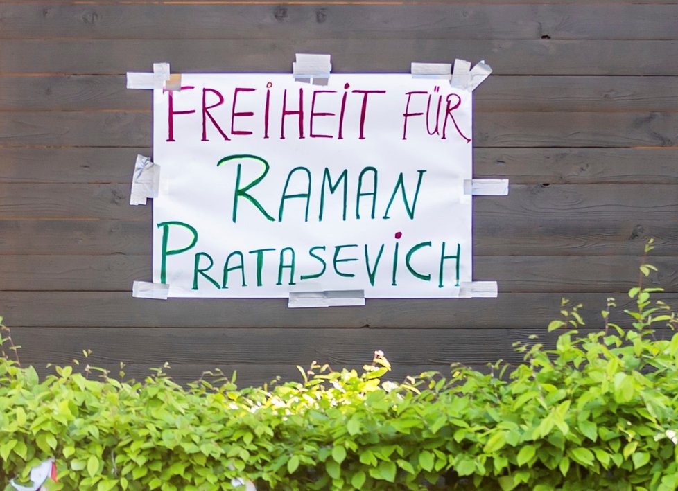 Nápis na běloruské ambasádě v Berlíně žádá svobodu pro Ramana Prataseviče (24. 5. 2021).