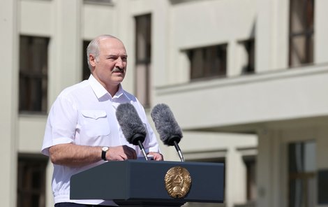 Kromě opozičních demonstrantů se v běloruském Minsku sešli i zastánci prezidenta Lukašenka, který před nimi vystoupil, (16.08.2020).