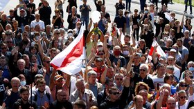 Protesty v Bělorusku: Stovky lidí se dnes sešly na pohřbu zabitého demonstranta Alexandra Tarajkovského.