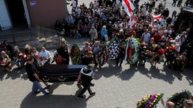 Protesty v Bělorusku: Stovky lidí se dnes sešly na pohřbu zabitého demonstranta Alexandra Tarajkovského.