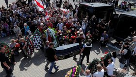 Protesty v Bělorusku: Stovky lidí se dnes sešly na pohřbu zabitého demonstranta Alexandra Tarajkovského.