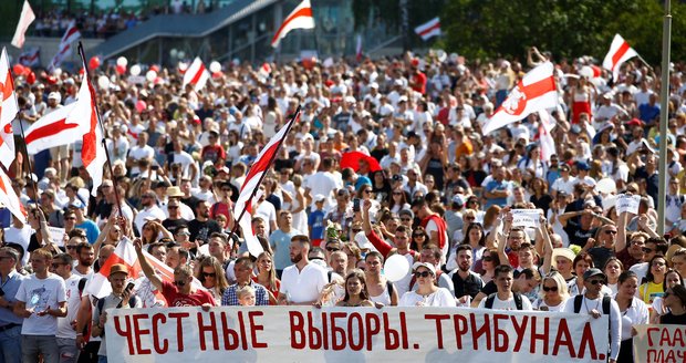 Až 200 tisíc lidí na protestu v Bělorusku. A Lukašenko nařkl NATO z chystání tanků