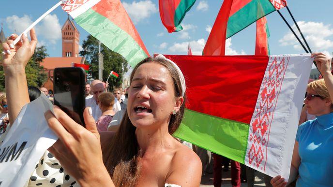Kromě opozičních demonstrantů se v běloruském Minsku sešli i zastánci prezidenta Lukašenka, který před nimi vystoupil.