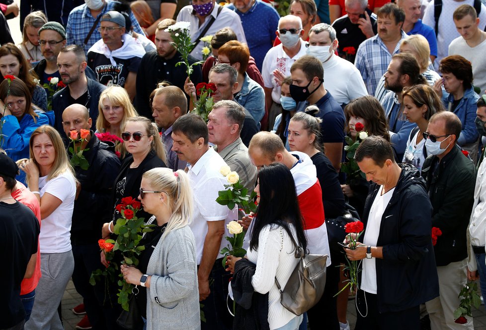 Protesty v Bělorusku: Stovky lidí se sešly na pohřbu zabitého demonstranta Alexandra Tarajkovského (15. 08. 2020).