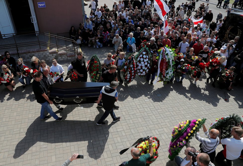 Protesty v Bělorusku: Stovky lidí se sešly na pohřbu zabitého demonstranta Alexandra Tarajkovského (15. 08. 2020).