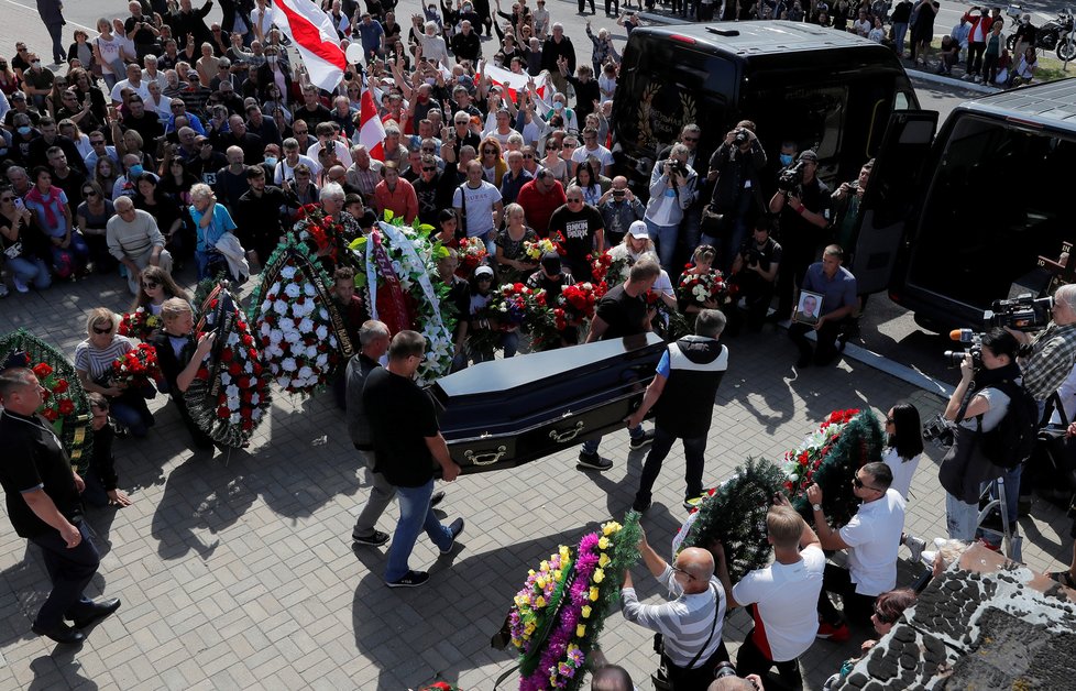 Protesty v Bělorusku: Stovky lidí se sešly na pohřbu zabitého demonstranta Alexandra Tarajkovského (15. 08. 2020).