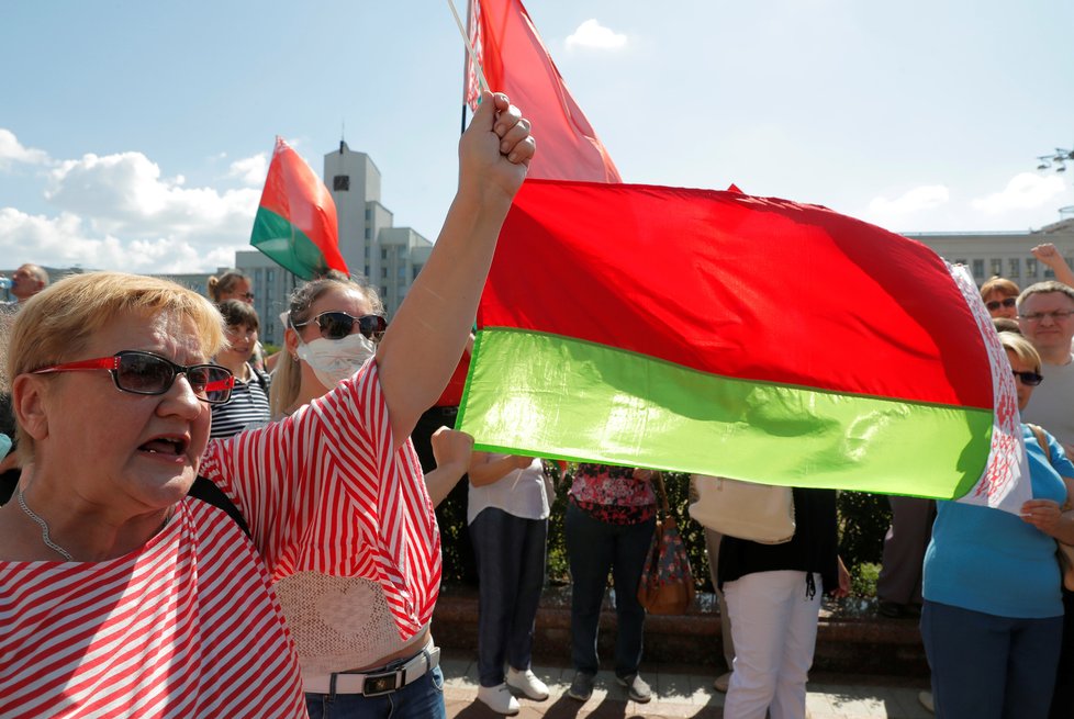 Kromě opozičních demonstrantů se v běloruském Minsku sešli i zastánci prezidenta Lukašenka, který před nimi vystoupil, (16.08.2020).