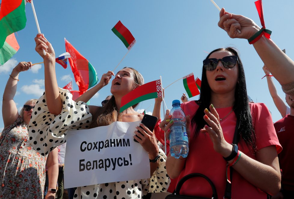 Kromě opozičních demonstrantů se v běloruském Minsku sešli i zastánci prezidenta Lukašenka, který před nimi vystoupil, (16.08.2020).