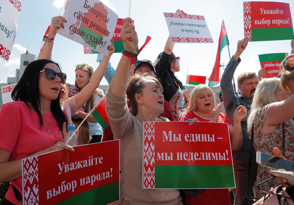 Kromě opozičních demonstrantů se v běloruském Minsku sešli i zastánci prezidenta Lukašenka, který před nimi vystoupil (16. 08. 2020).