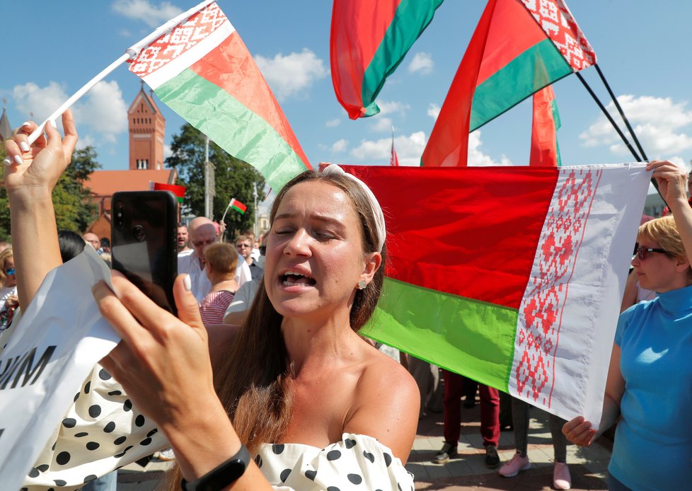 Kromě opozičních demonstrantů se v běloruském Minsku sešli i zastánci prezidenta Lukašenka, který před nimi vystoupil (16. 08. 2020).