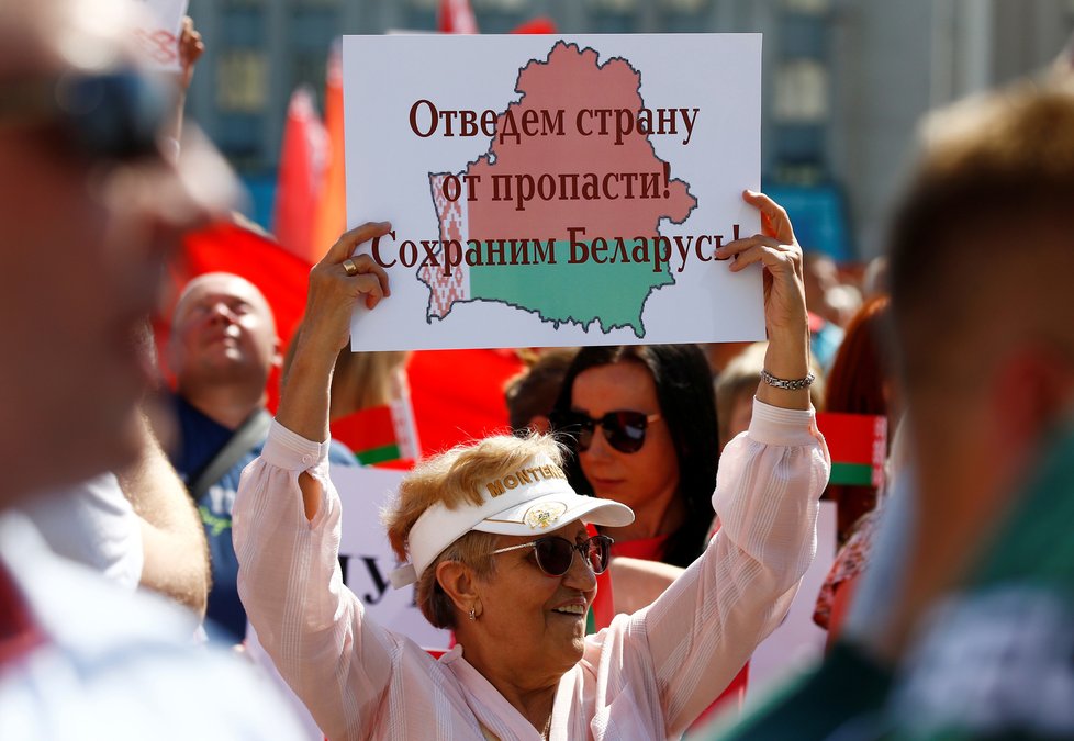 Kromě opozičních demonstrantů se v běloruském Minsku sešli i zastánci prezidenta Lukašenka, který před nimi vystoupil (16. 08. 2020).