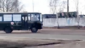Ruská auta přivážejí raněné do Běloruska.