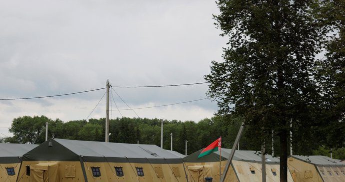 Bělorusko: Exkurze novinářů ve stanovém táboře.