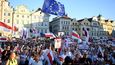 Demonstrace k vyjádření solidarity s protesty v běloruských městech se konala 16. srpna na Staroměstském náměstí v Praze.