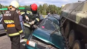 Řidič ztratil kontrolu nad tankem a vletěl do osobáku, důchodce a jeho vnuk vyvázli téměř bez zranění.