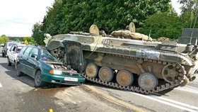 Řidič ztratil kontrolu nad tankem a vletěl do osobáku, důchodce a jeho vnuk vyvázli téměř bez zranění.