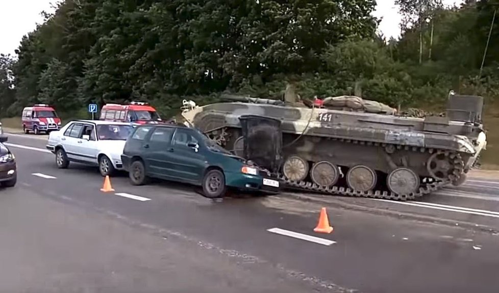 Řidič ztratil kontrolu nad tankem a vletěl do osobáku, důchodce a jeho vnuk vyvázli téměř bez zranění.