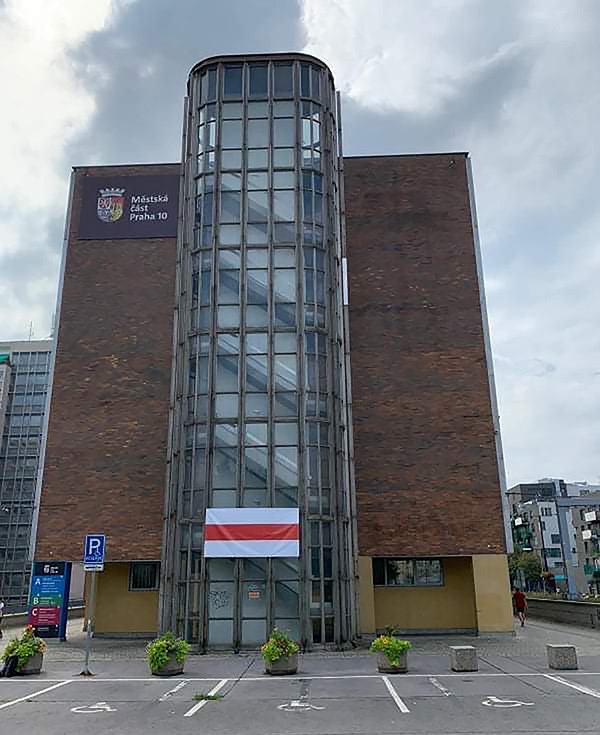 Radnice Prahy 10 vyvěsila historickou vlajku Běloruska jako symbol podpory tamním protivládním protestům.
