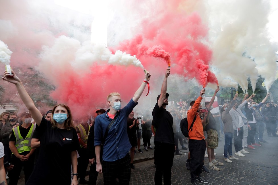 Bělorusko se otřásá pod silou celonárodních protestů. Důvodem je falšování výsledků nedělních voleb (13. 8. 2020).