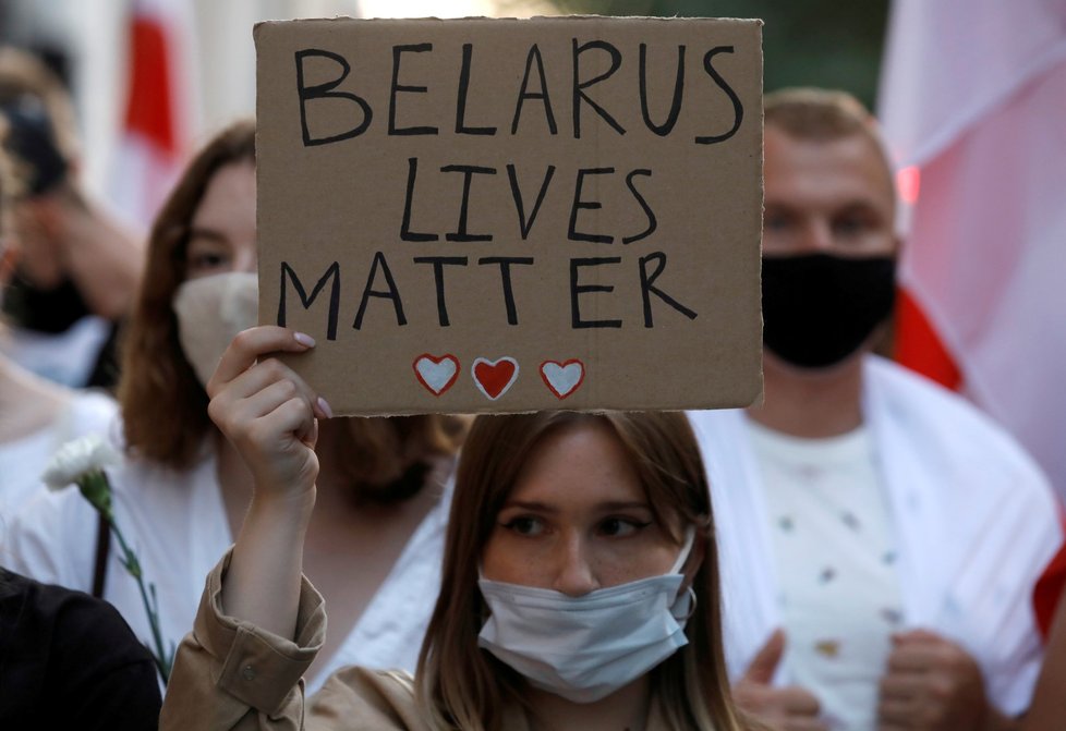 Bělorusko se otřásá pod silou celonárodních protestů. Důvodem je falšování výsledků nedělních voleb (13. 8. 2020).