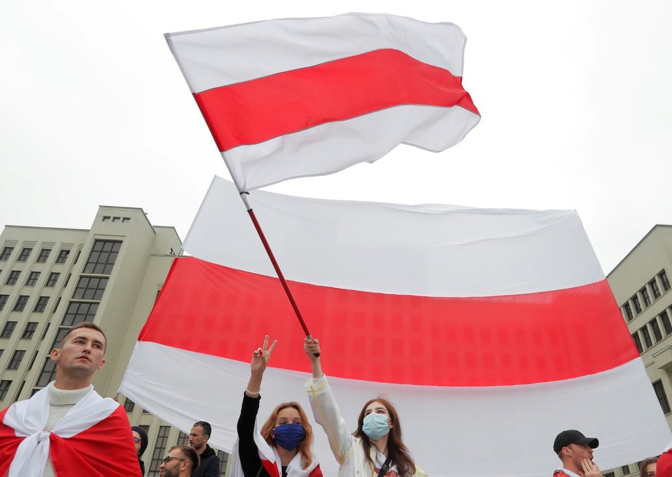 Bělorusko se otřásá pod silou celonárodních protestů. Důvodem je falšování výsledků nedělních voleb (13.8.2020).