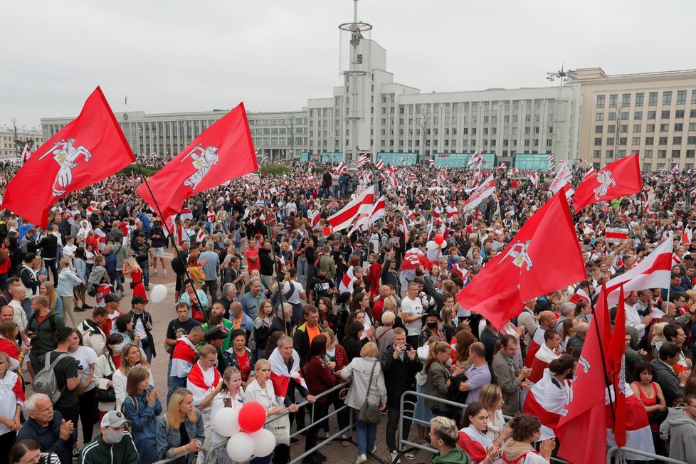 Bělorusko se otřásá pod silou celonárodních protestů. Důvodem je falšování výsledků nedělních voleb (13.8.2020)